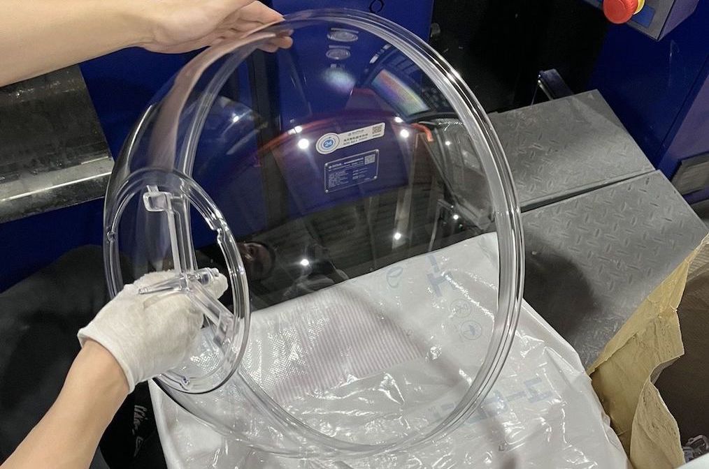 Moulage en plastique transparent